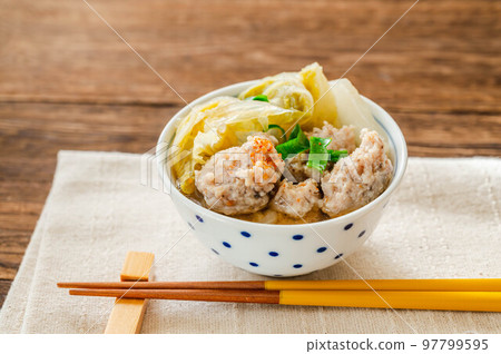 Separated chicken meatball hot pot 97799595