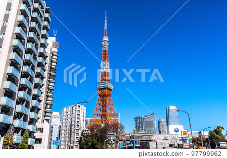 日本的東京城市景觀 從赤羽橋的十字路口看東京塔等在藍天中閃耀 97799962