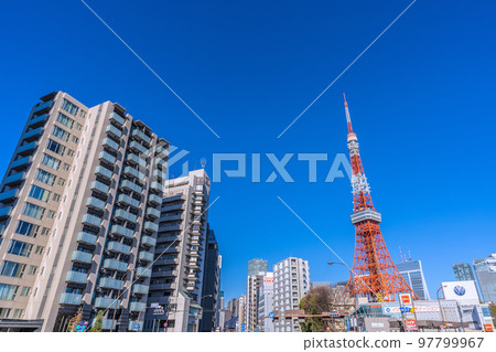 日本的東京城市景觀 從赤羽橋的十字路口看東京塔等在藍天中閃耀 97799967