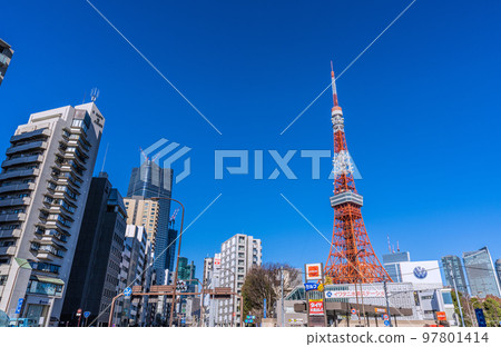 日本的東京城市景觀東京塔和 Toranomon-Azabudai 項目從赤羽橋的十字路口在藍天中閃耀 日本的東京城市景觀東京塔和 Toranomon-Azabudai 項目從赤羽橋的十字路口在藍天中閃耀 97801414