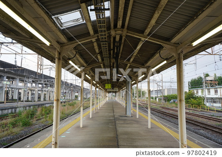 高架新幹線下有多個月台的火車站 高架新幹線下有多個月台的火車站 97802419