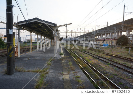 高架新幹線下有多個月台的火車站 高架新幹線下有多個月台的火車站 97802420