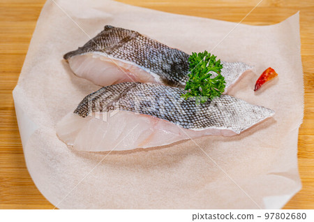 砧板上的鱈魚片 97802680