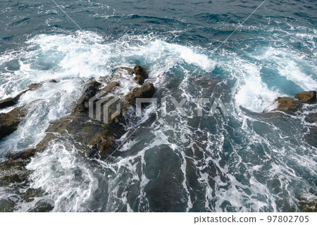 View of the waves of the Atlantic Ocean and the rocks. 97802705