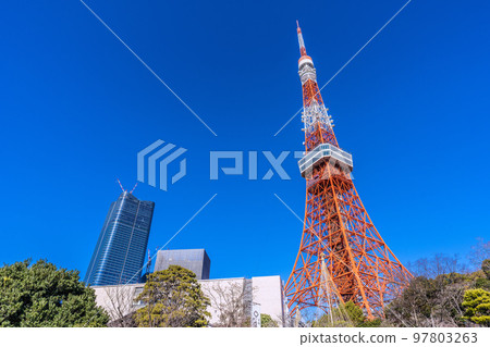 日本的東京城市景觀看著在藍天中閃耀的東京鐵塔和虎之門/麻布台項目 = 12 月 29 日 97803263