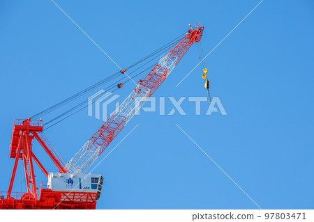 建造摩天大樓的塔式起重機 建造摩天大樓的塔式起重機 97803471