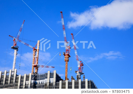 建造摩天大樓的塔式起重機 97803475