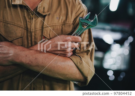 帶扳手工具的汽車機械師 帶扳手工具的汽車機械師 97804452