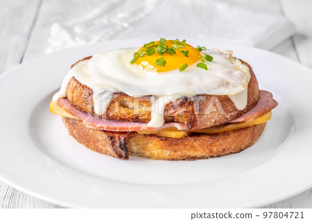 Croque madame sandwich 97804721