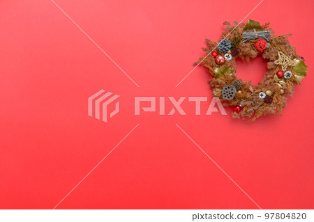 聖誕節素材聖誕樹吊飾紅色背景 97804820