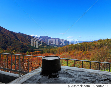 A superb view open-air bath while watching the autumn leaves 97806485