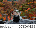 A superb view open-air bath while watching the autumn leaves 97806488