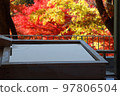 A superb view open-air bath while watching the autumn leaves 97806504