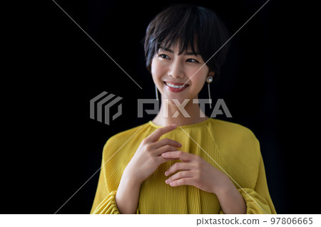 可愛的短髮年輕女子 97806665