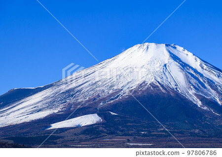 Clear skies and a superb view of Mt. Fuji from the shores of Lake Yamanaka Clear skies and a superb view of Mt. Fuji from the shores of Lake Yamanaka 97806786