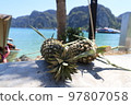 菠蘿落在泰國偏遠島嶼皮皮島的街道上 97807058