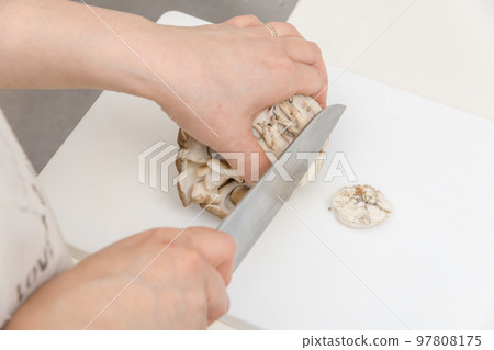 [中年家庭主婦用三德刀切舞茸的莖] 97808175