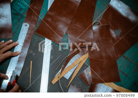 Pieces of leather in the form of basic craft patterns 97808499