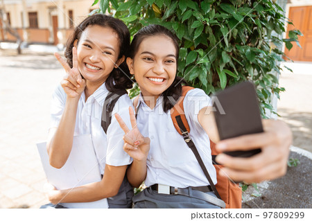 high school girls selfie with peaceful hand gestures high school girls selfie with peaceful hand gestures 97809299
