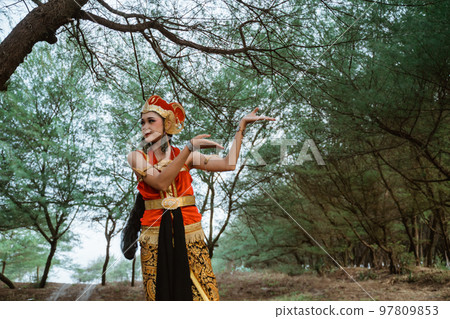 women presenting traditional Javanese dance movements 97809853