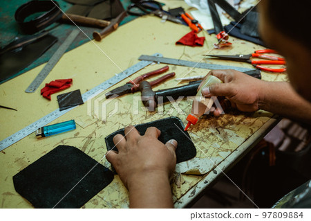 The process of gluing leather tanned leather craft materials The process of gluing leather tanned leather craft materials 97809884
