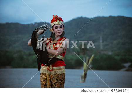 women presenting traditional Javanese dance movements women presenting traditional Javanese dance movements 97809934