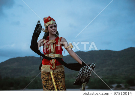 women presenting traditional Javanese dance movements women presenting traditional Javanese dance movements 97810014