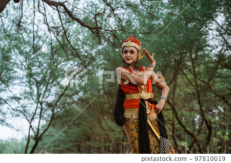 women presenting traditional Javanese dance movements women presenting traditional Javanese dance movements 97810019