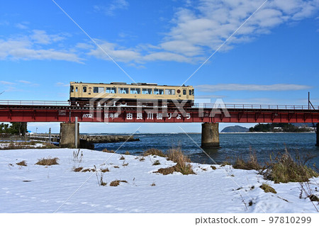 Yura River Bridge in winter 97810299