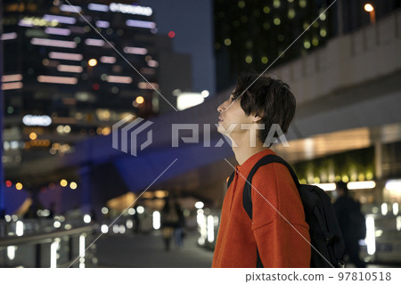 男性在他 20 多歲的側面夜城肖像 97810518