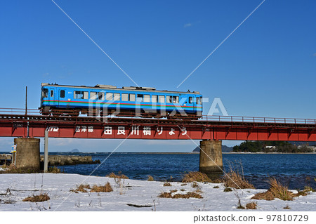 冬天的由良川大橋 97810729