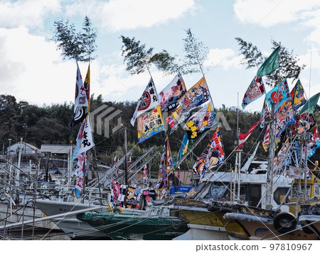 Scenery of Murotsu fishing port on New Year's Day 2022 Big catch flag 97810967