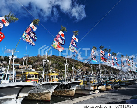 Scenery of Murotsu fishing port on New Year's Day 2022 Big catch flag 97811054