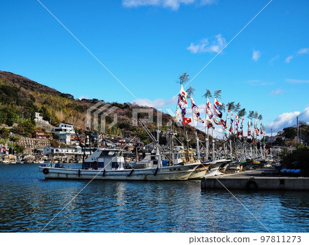 Scenery of Murotsu fishing port on New Year's Day 2022 Big catch flag 97811273
