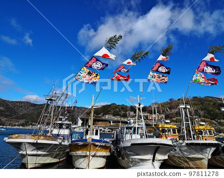 Scenery of Murotsu fishing port on New Year's Day 2022 Big catch flag 97811278