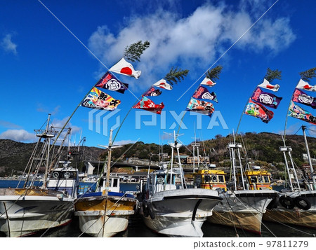 Scenery of Murotsu fishing port on New Year's Day 2022 Big catch flag 97811279