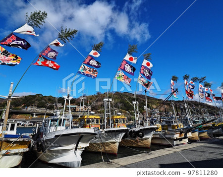 Scenery of Murotsu fishing port on New Year's Day 2022 Big catch flag 97811280