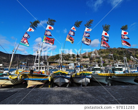 Scenery of Murotsu fishing port on New Year's Day 2022 Big catch flag Scenery of Murotsu fishing port on New Year's Day 2022 Big catch flag 97811283