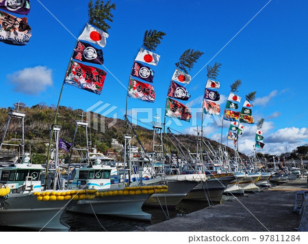 Scenery of Murotsu fishing port on New Year's Day 2022 Big catch flag Scenery of Murotsu fishing port on New Year's Day 2022 Big catch flag 97811284