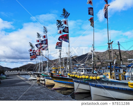 Scenery of Murotsu fishing port on New Year's Day 2022 Big catch flag 97811286
