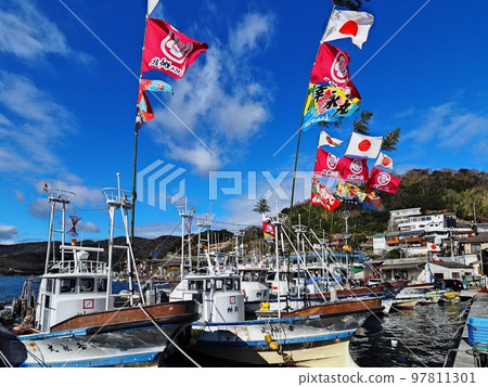 Scenery of Murotsu fishing port on New Year's Day 2022 Big catch flag 97811301