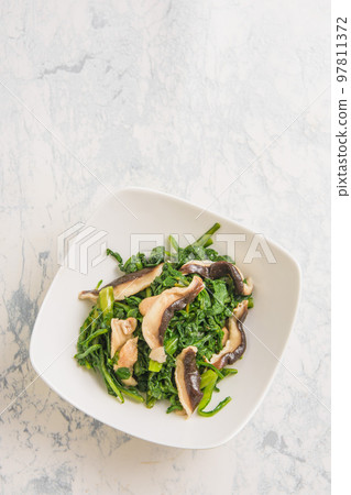 Chrysanthemum greens and shiitake mushroom dressing 97811372