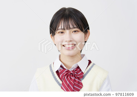 一個微笑的高中女生看著相機的肖像 白色背景 複製空間可用 97811609