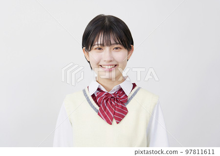 一個高中女生微笑著看著相機白色背景的肖像 97811611