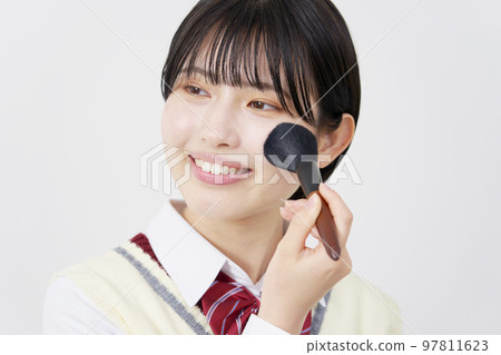 用臉刷白色背景化妝的高中女生 97811623
