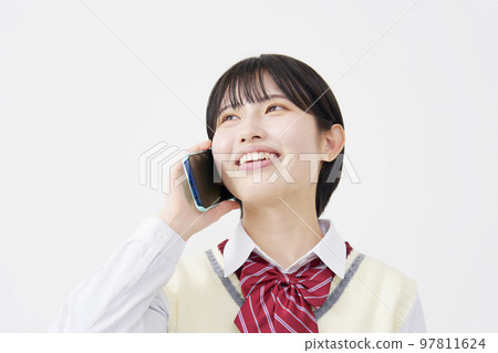 用智能手機白色背景打電話的高中女生 97811624