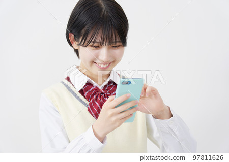 使用智能手機白色背景的高中女生 97811626