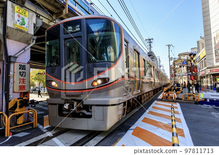 大阪環狀線323系列列車通過大阪府城橋鐵路道口 大阪環狀線323系列列車通過大阪府城橋鐵路道口 97811713