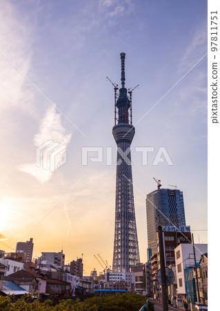“東京”從十間橋眺望建設中的東京晴空塔 / 夜景 97811751