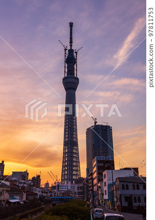 “東京”從十間橋眺望建設中的東京晴空塔 / 夜景 97811753